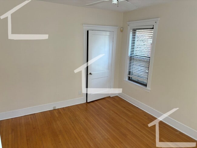 Building Photo - 2 Bed 1 Bath Available 2/1