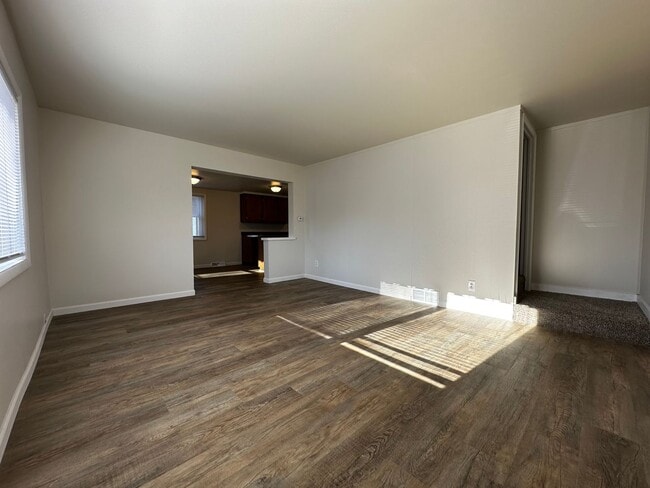 Building Photo - Recently Renovated 3 Bedroom 1 Bath Single...