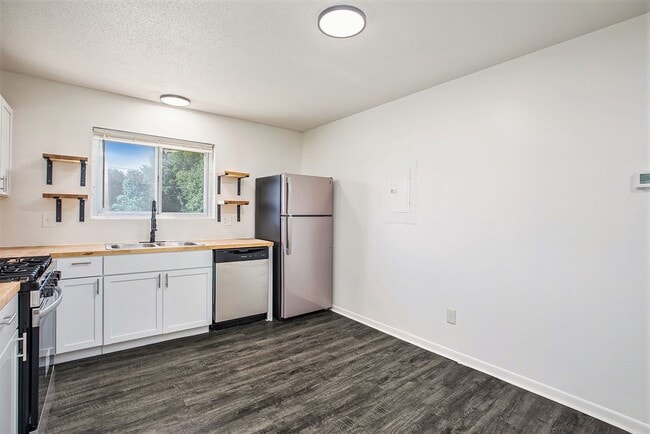 Interior Photo - Estes on Ash