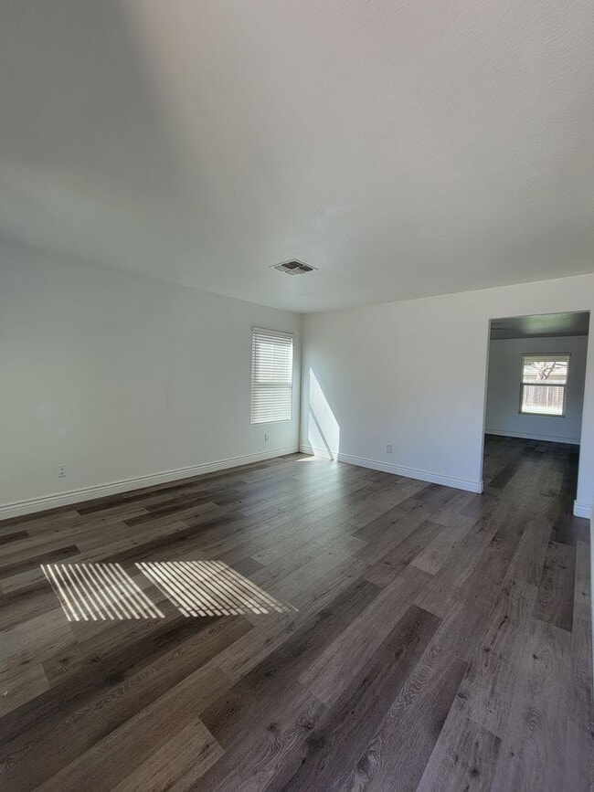 Foto del edificio - 4 Bedroom 2 Bathroom Home Close to Shopping and Restaurants!!