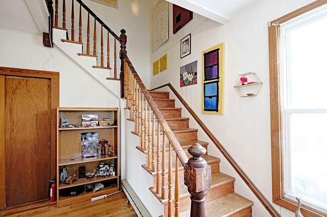Foto del edificio - Pet-Friendly Woolen Mills Home Near Local Favorites