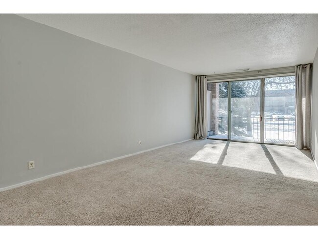 Foto del edificio - 6423 Colony Way