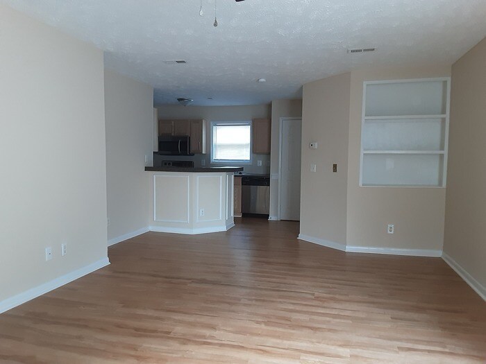 Foto principal - 6792 Willowbrook Dr