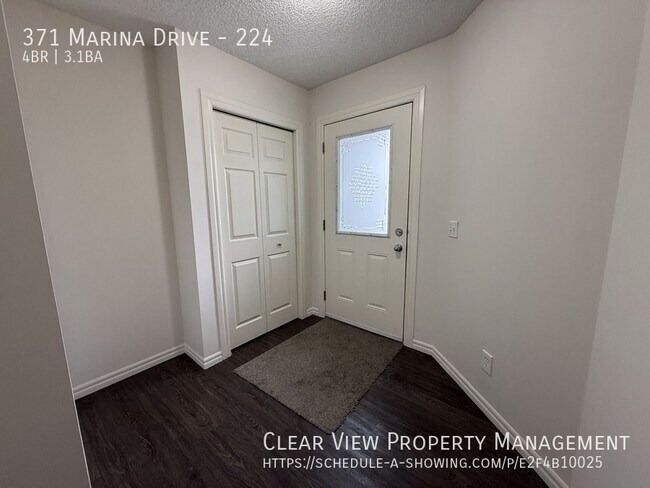 Photo du bâtiment - ?? Beautifully Renovated 4 Bed / 3.5 Bath Home with Garage and Fenced Yard in Chestermere Station...