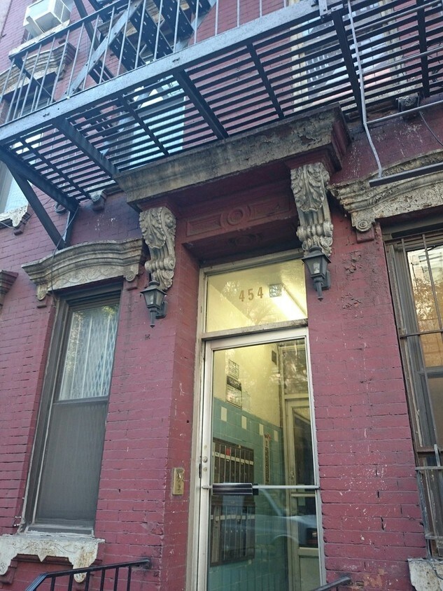 Entrance - 454 W 45th St