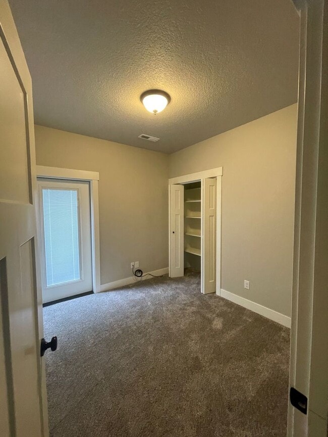 Building Photo - Beautiful Home with lots of upgrades