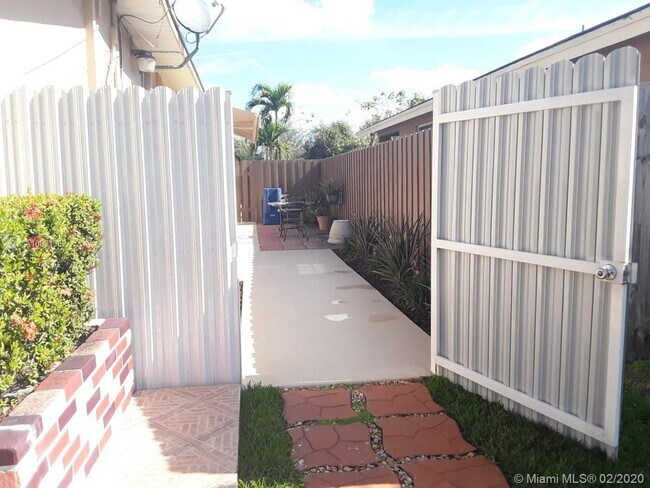 Building Photo - 2031 Acapulco Dr