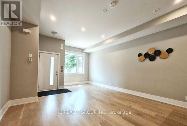 Photo du bâtiment - 270 Davenport Rd
