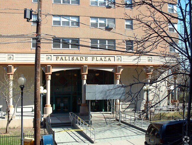 La entrada principal está en Palisades Avenue - Palisades Plaza