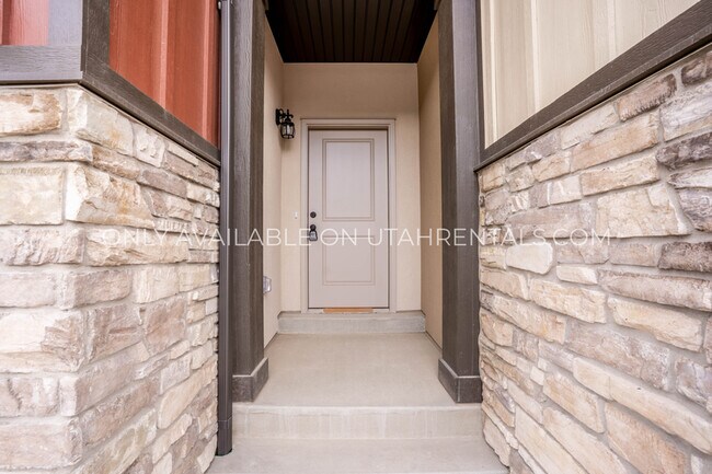 Building Photo - 648 N Old Fort Dr
