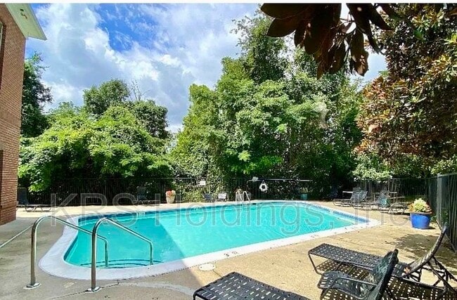 Building Photo - 310 Riverbend Dr