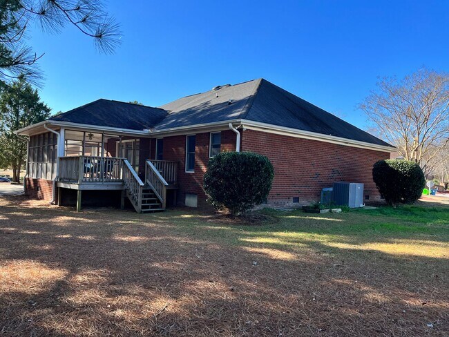 Building Photo - Grand 4 Bedroom Home in Sought After Hunte...
