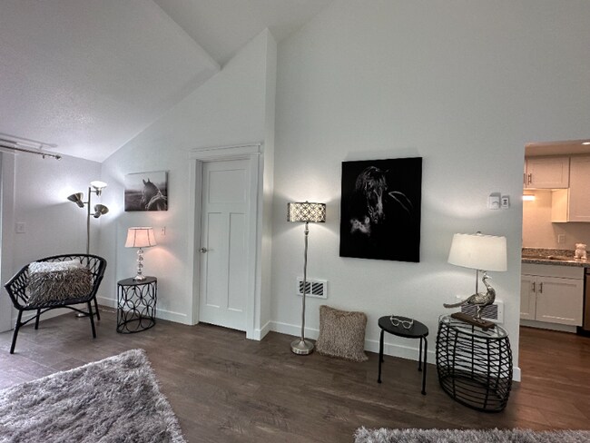Foto del edificio - 1 Close-In, New York Style Studio w/Private Yard