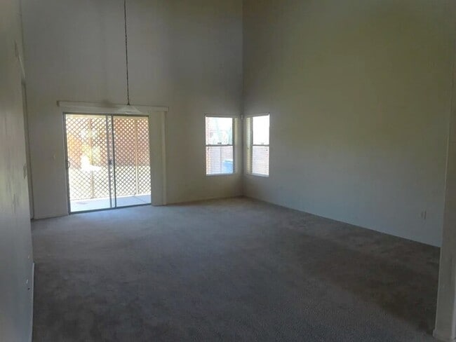 Building Photo - HOUSE FOR RENT