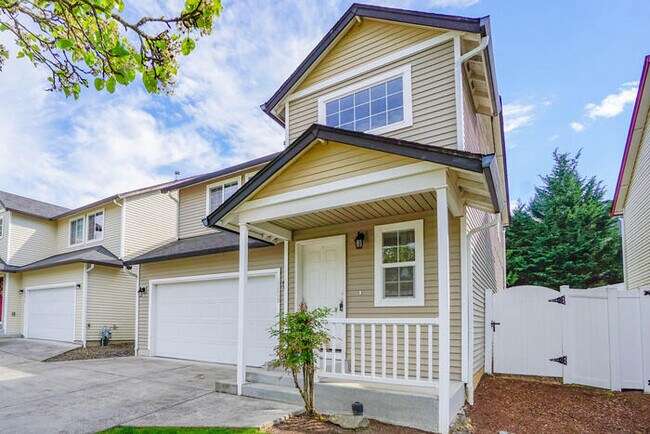 Foto del edificio - THREE BEDROOM WITH FENCED YARD