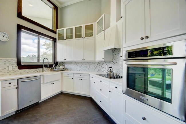 Building Photo - 2700  Twin Oaks Way