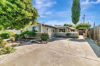 Building Photo - 2136 Ventura Pl