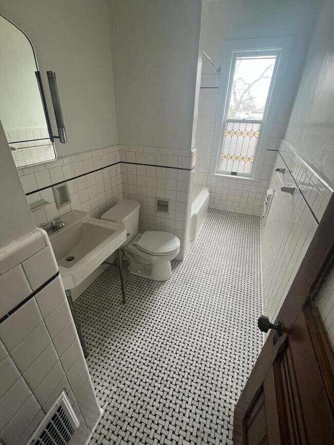 Building Photo - 354 W 9th St