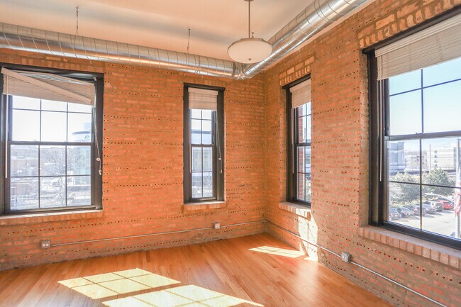 Building Photo - 4801 N Ravenswood Ave