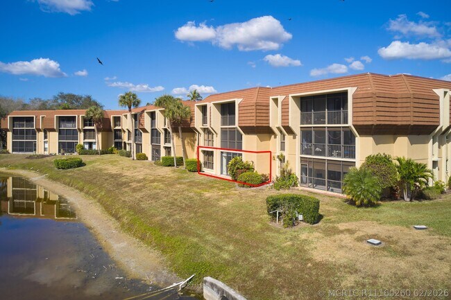 Foto del edificio - 5250 Woodland Lakes Dr