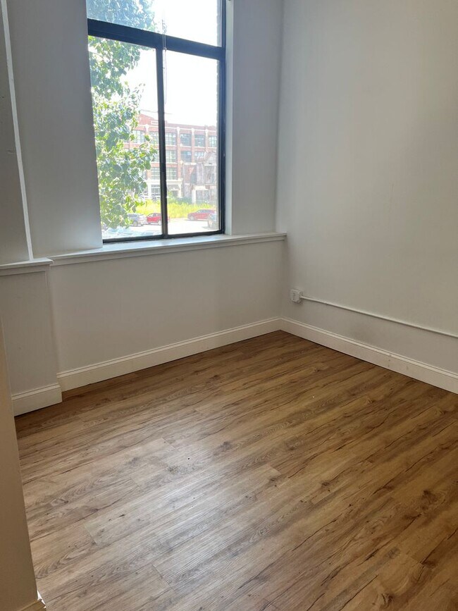 Building Photo - Leasing Agent