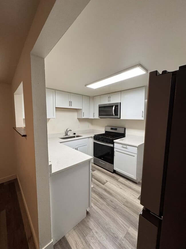 Building Photo - Expansive Bi-Level 3-Bedroom