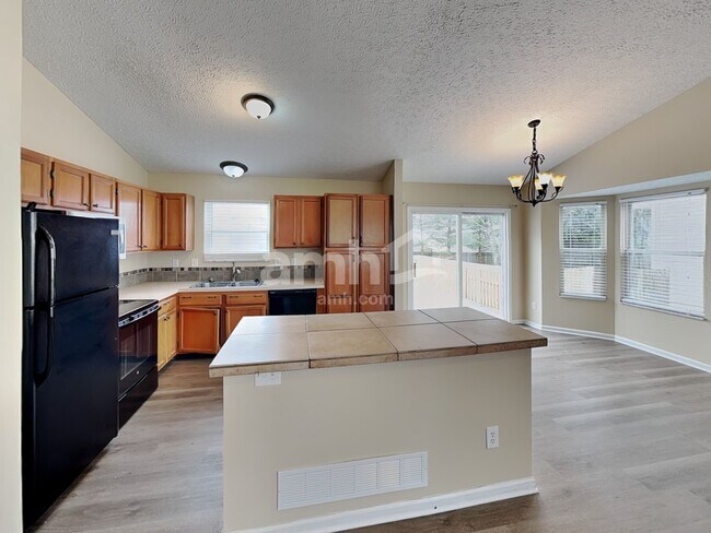 Foto del edificio - 6693 Jennyann Way