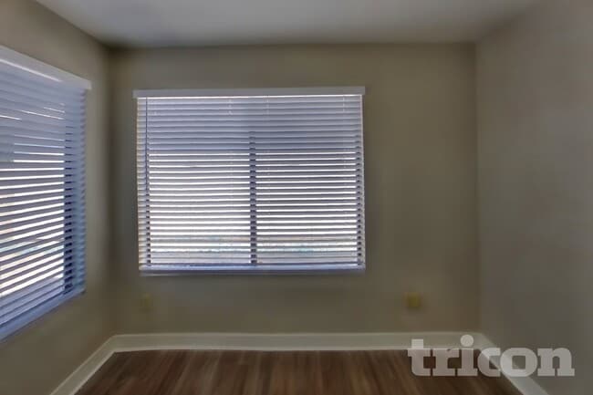 Foto del edificio - 6340 W Mercer Ln