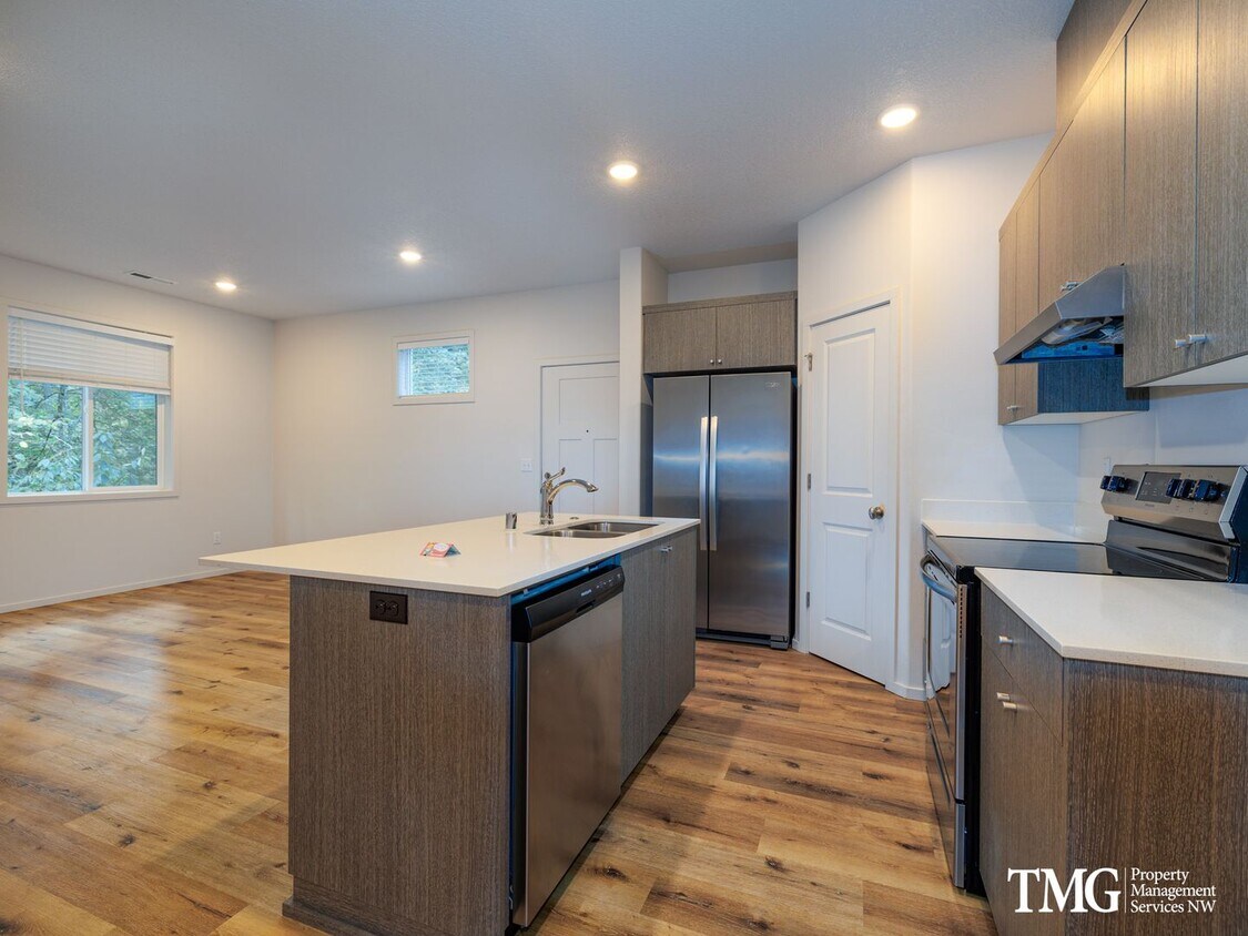 Foto principal - Beautiful- 3BD/2.5BA Townhome w Attached G...