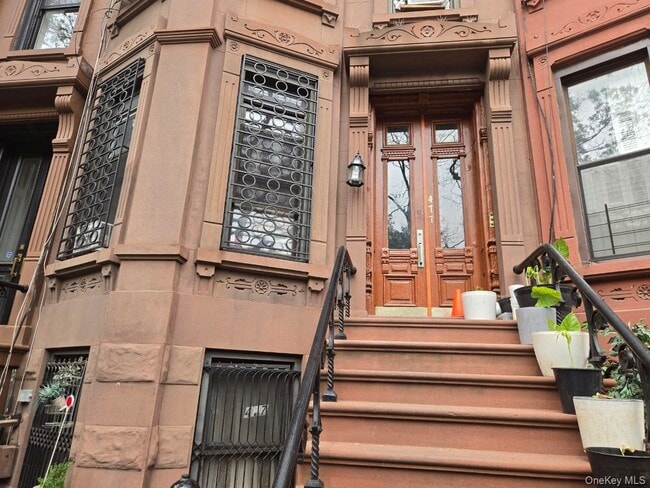 Building Photo - 477 Halsey St