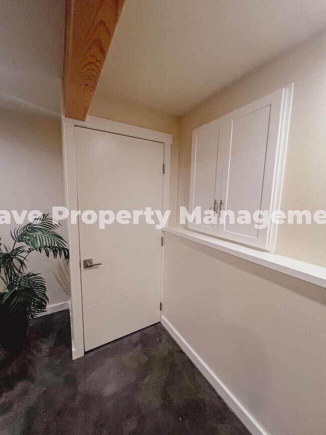 Foto del edificio - Newly Renovated Basement Suite with High-E...