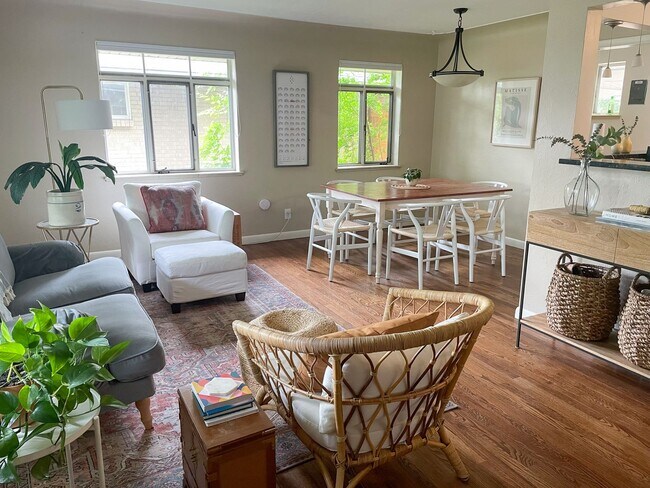 Foto del edificio - Stunning 3 Bed/2 Bath Tri-Level Home in Wh...