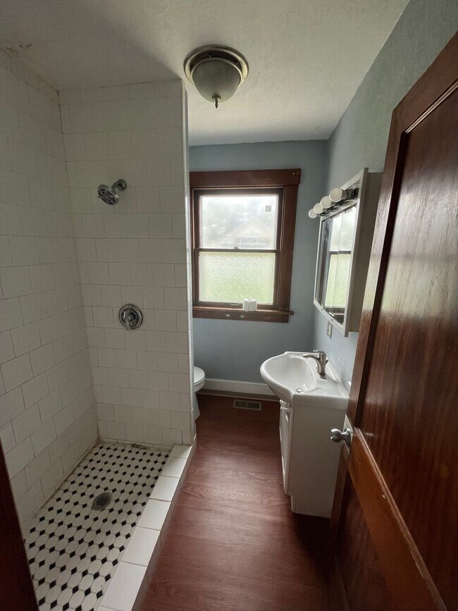 Building Photo - Spacous 4 bed 2 bath house $1,100