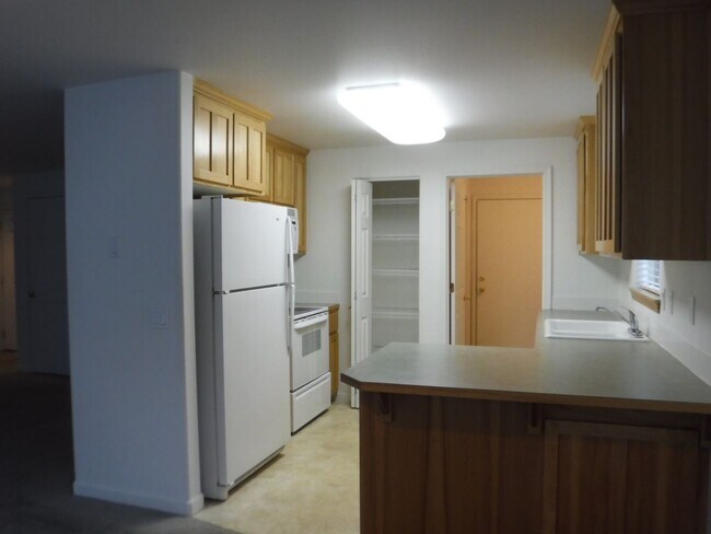 Foto del edificio - 2 Bed/2 Bath Apartment Located Near OSU/COCC Campus - Attached Garage