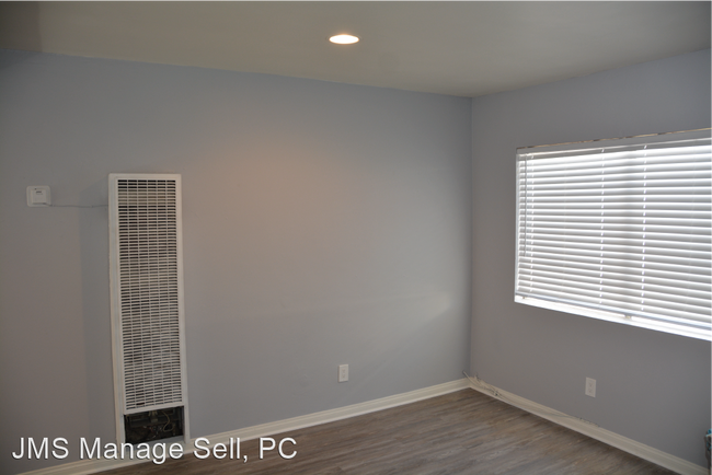 Building Photo - 609 W 7th St