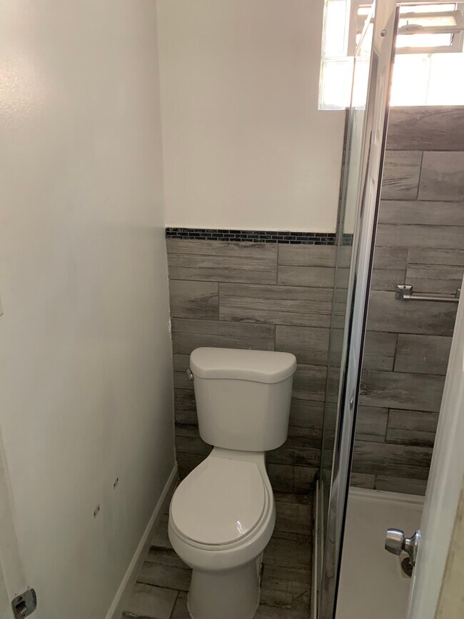 Baño - 2335 N Fawn St