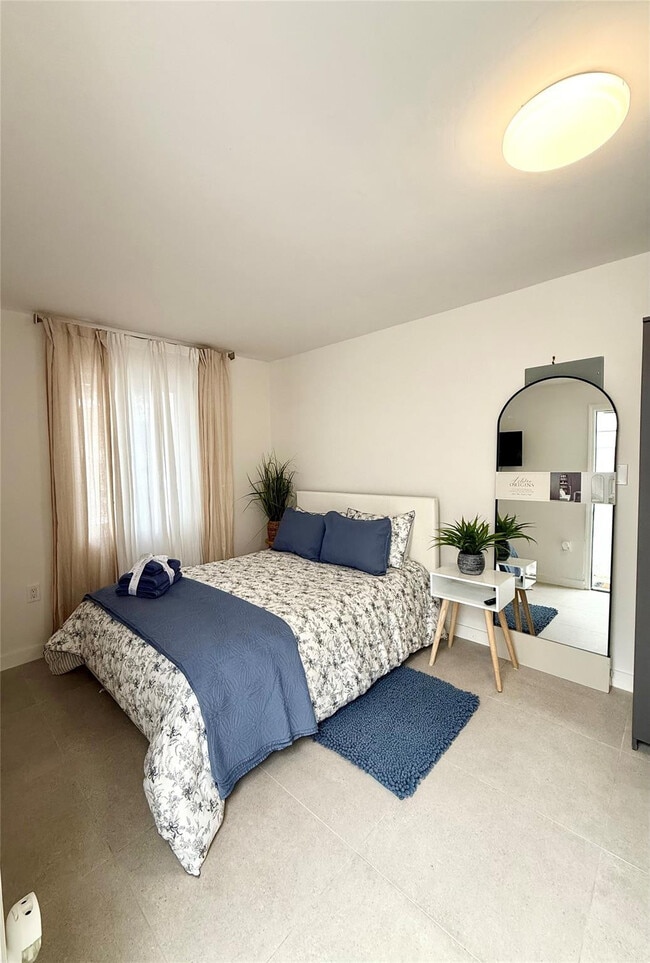 Building Photo - 2420 SW 11th St