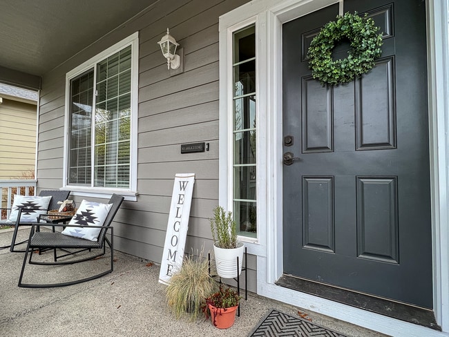 Building Photo - Beautiful 3 Bed + 2.5 Baths home with Larg...