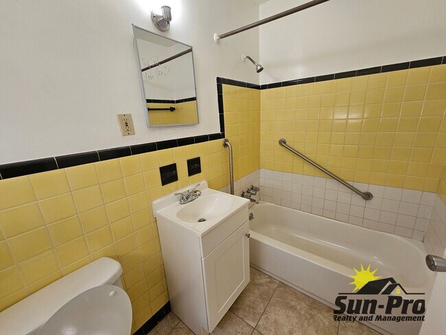 Foto del edificio - 628 Byron Ave