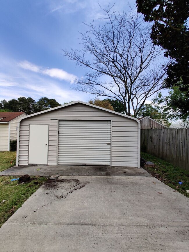 Building Photo - 2 bedroom home with a garage