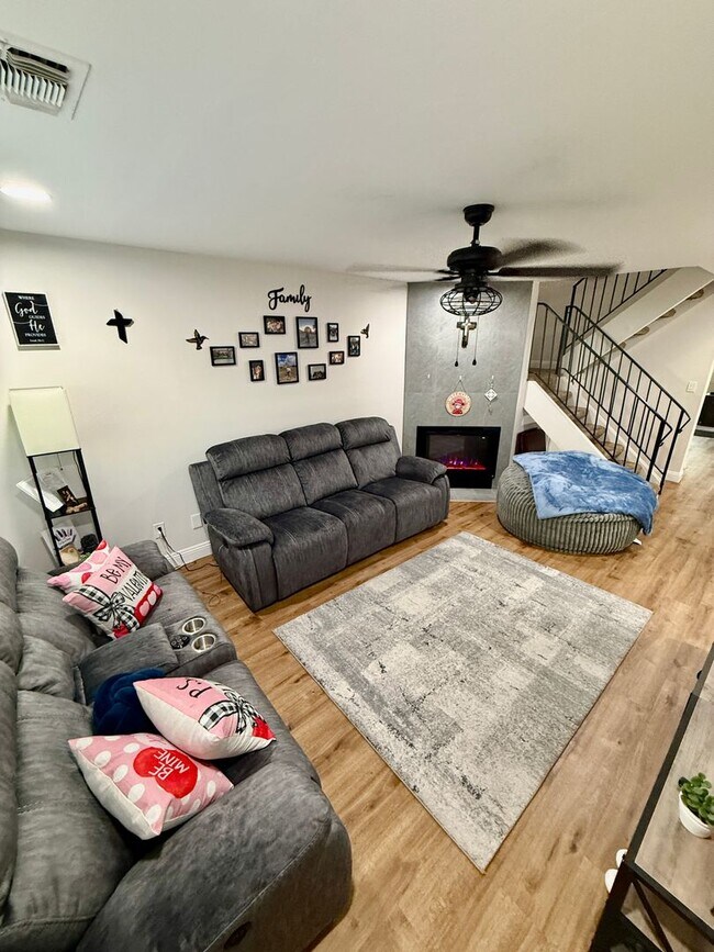 Foto del edificio - Beautifully 4-bedroom, 2.5-bathroom Condo—ready and waiting for you!