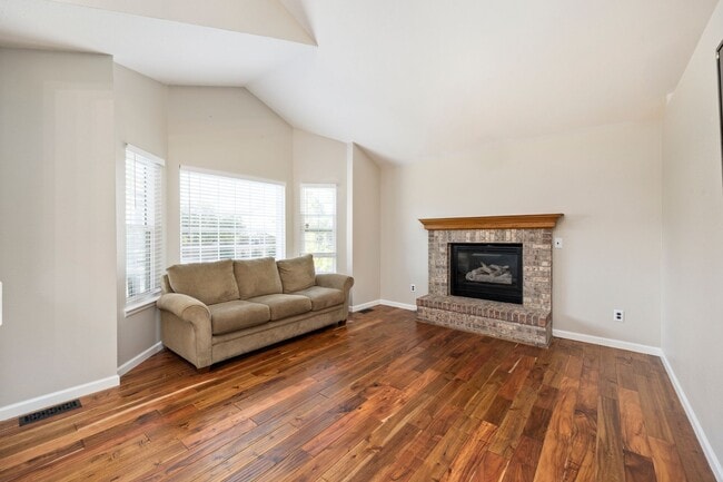 Building Photo - Beautiful 3-Bedroom Home with 2.5 Baths in...