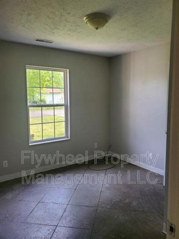 Building Photo - 2063 Leota St