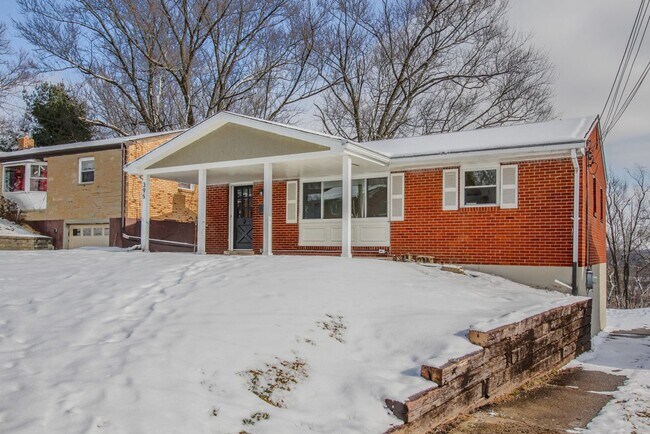 Foto del edificio - AVAILABLE APRIL 1ST! Do not miss this STUNNING 3-bedroom in Penn Hills!