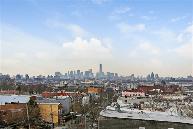 Foto del edificio - 5435 Metropolitan Ave