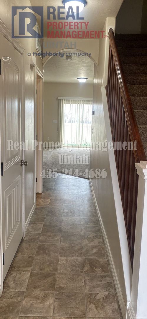 Building Photo - Cozy 3 Bedroom 2 1/2 Bath townhome in Fox Run
