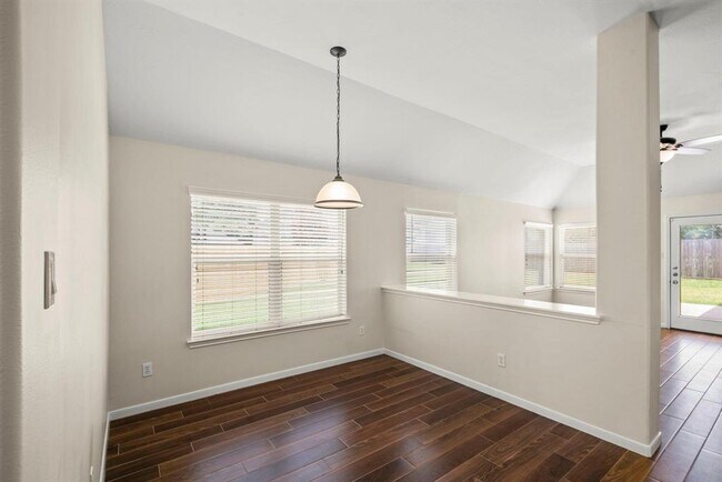 Foto del edificio - 2203 Falcon Knoll Ln