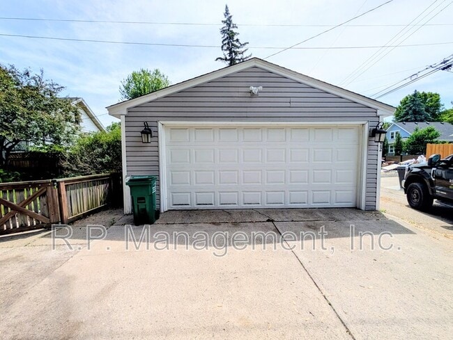 Building Photo - 5122 36th Ave S