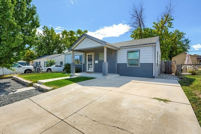 Building Photo - Three Bedroom Home in Denver!