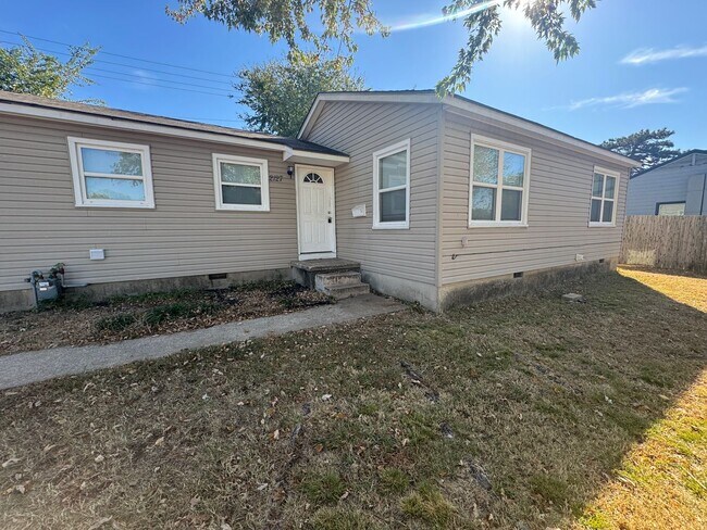 Foto del edificio - VINYL FLOORS, FENCED YARD 3 Bedroom Near 21st & Yale!